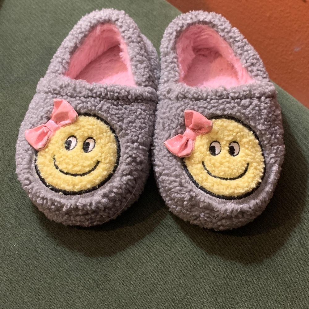Toddler Fuzzy Bow Smiley Face Pink and Gray Slippers/Houseshoes